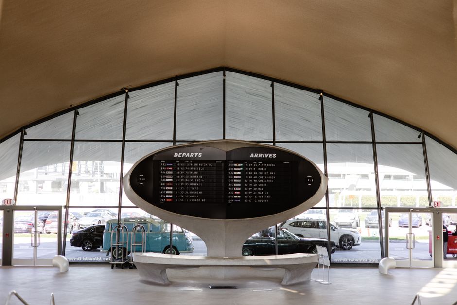airport arrival board syncing with a mobile app - airport taxi real time tracking airport arrival board syncing with a mobile app - airport taxi real time tracking