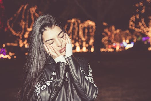 这幅肖像画描绘了一位女子在节日灯光下享受户外宁静夜晚的场景，画面十分安详