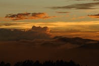 山上的日落迷人，云雾缭绕，风景朦胧