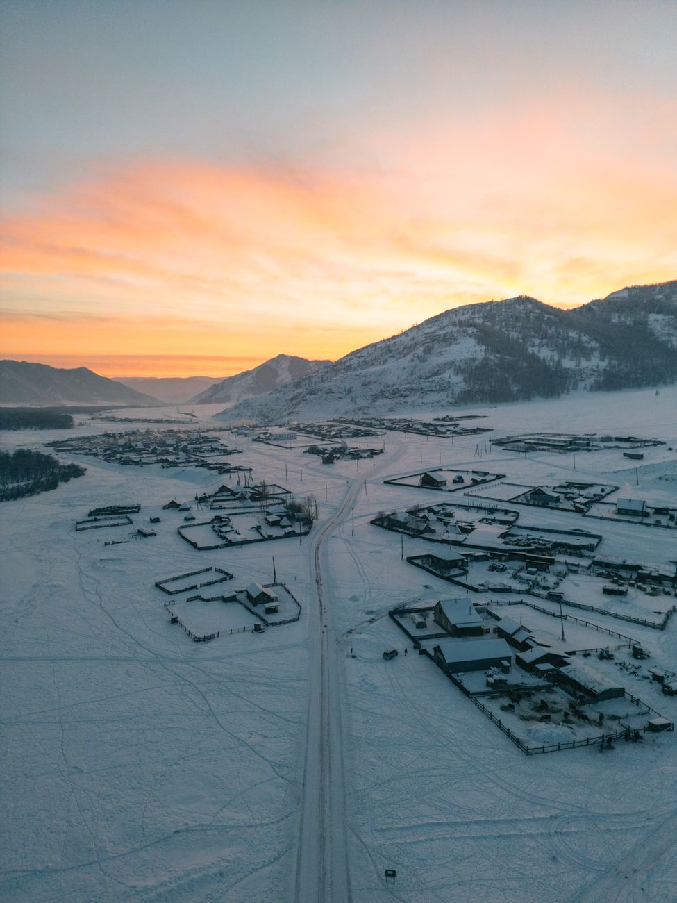 Sonnenuntergang & Schnee in der Natur – Wunderschönes Landschaftsfoto