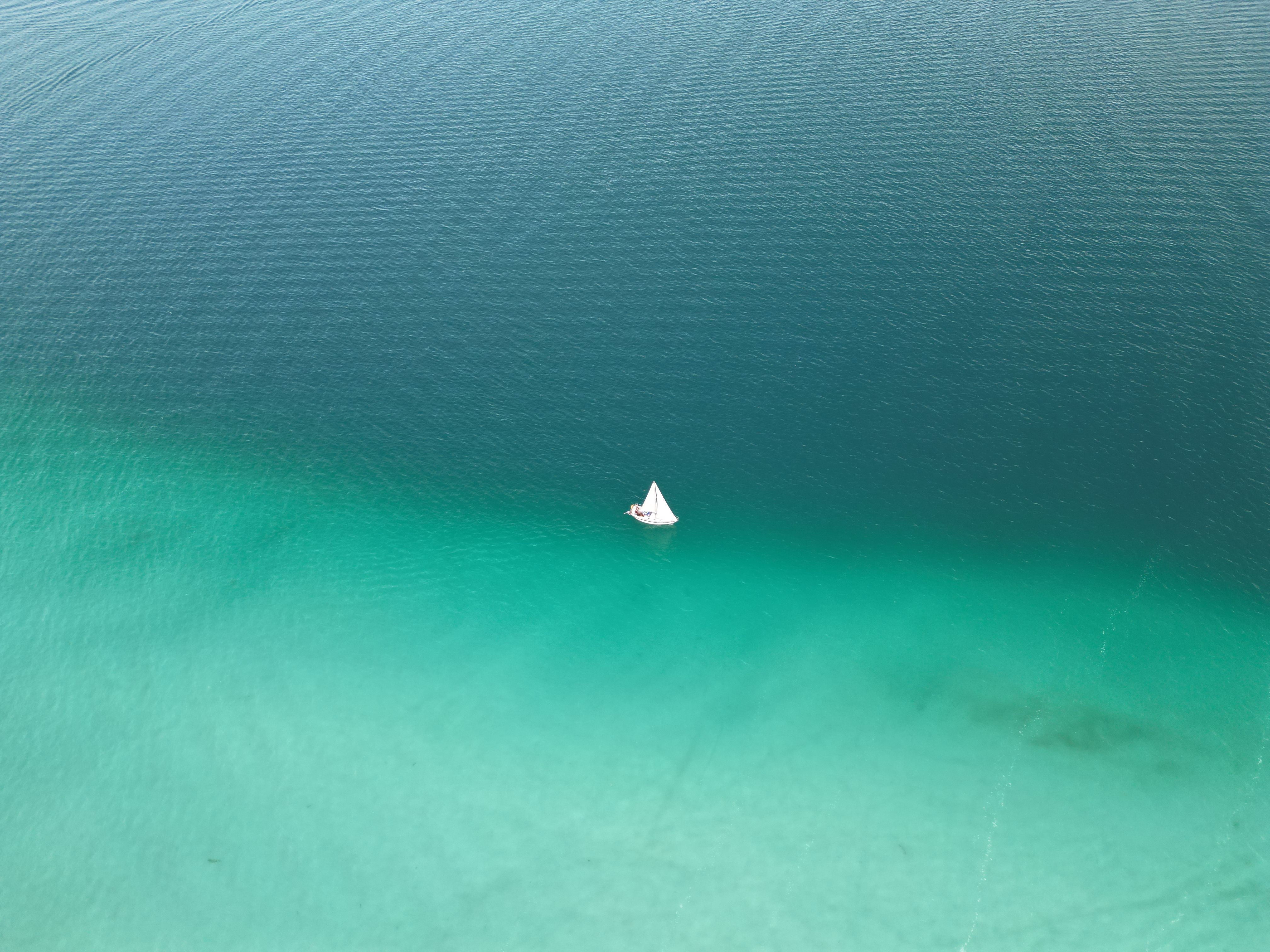 Kajaki i sailboat o świcie