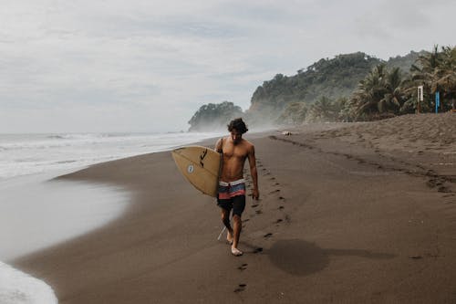 Darmowe zdjęcie z galerii z chodzenie, deska surfingowa, fale