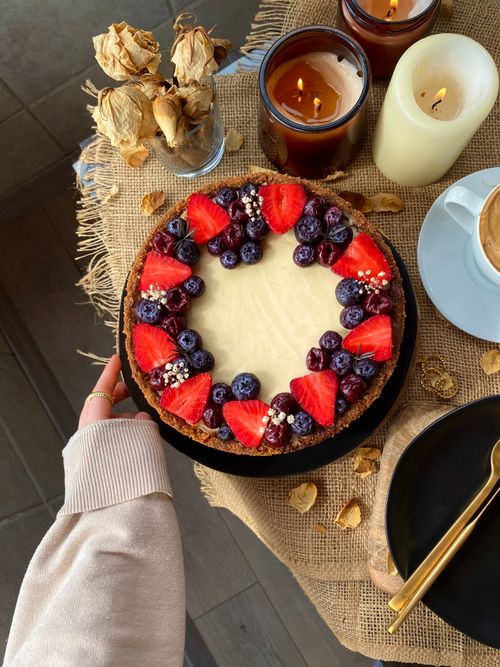 Free Top view of a cheesecake garnished with fresh berries, ideal for celebrations. Stock Photo