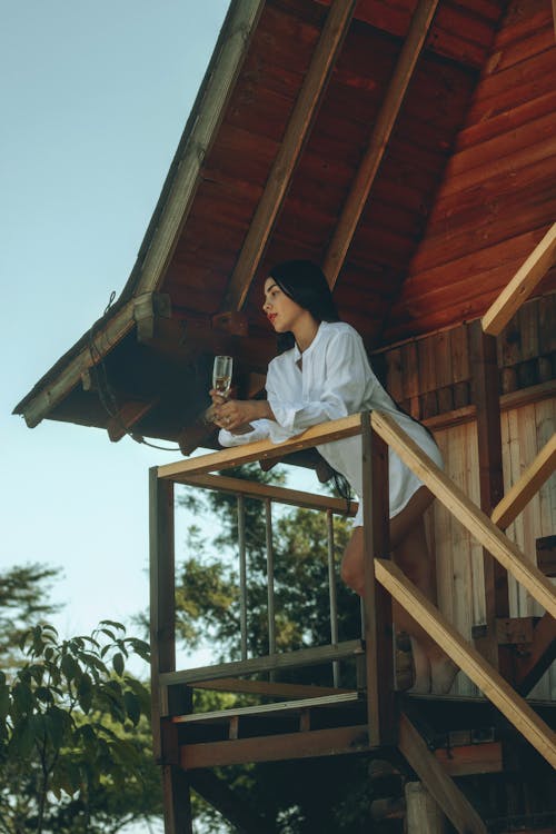 Foto profissional grátis de bebida, camisa branca, casa