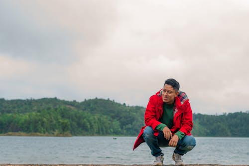 Základová fotografie zdarma na téma červená bunda, džíny, jezero