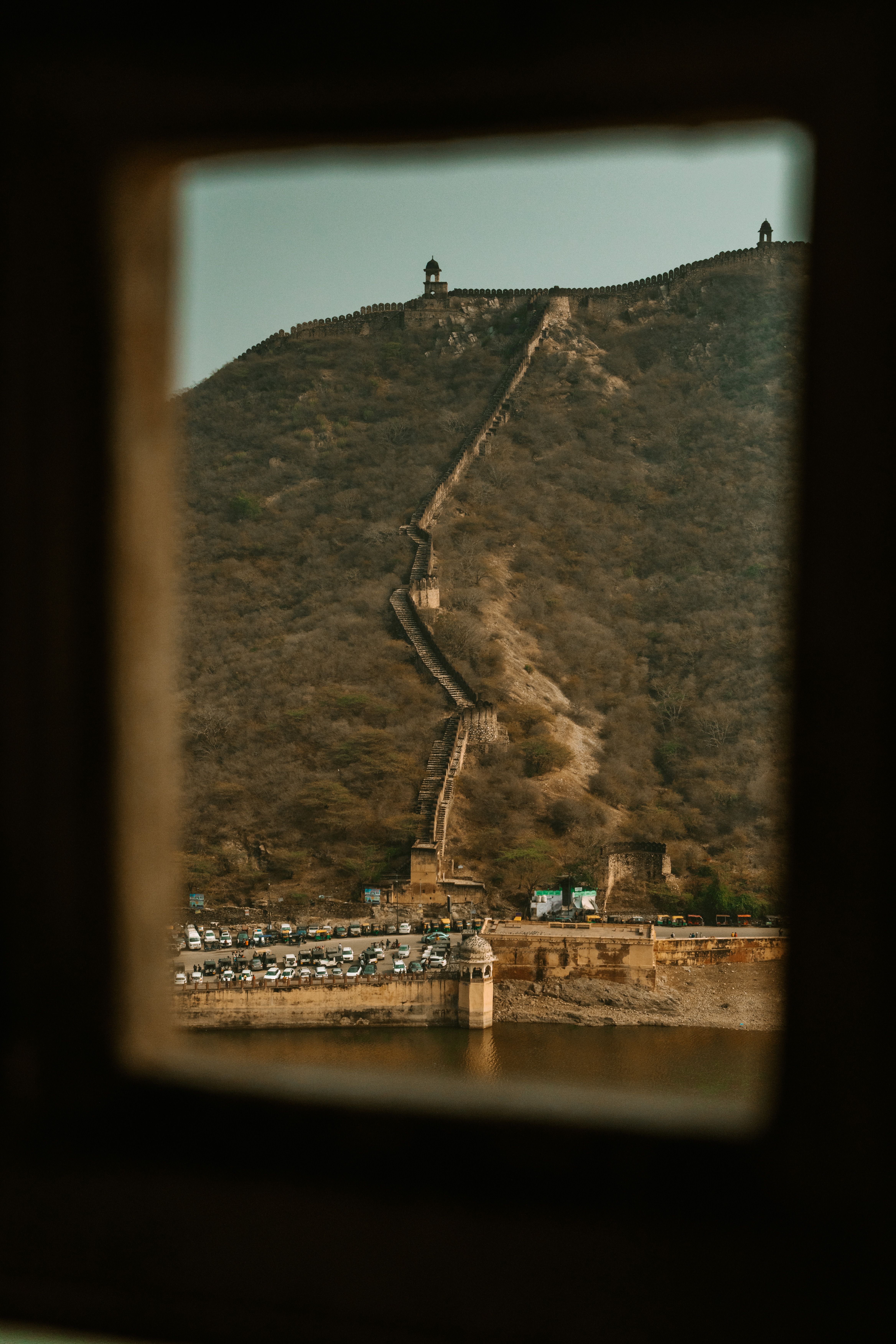 Captivating view of Amer Fort's wall stretching over Aravalli Hills in Jaipur, India.