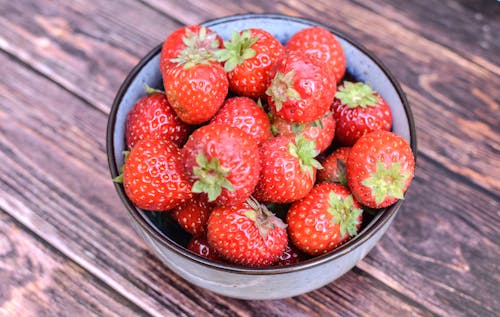 免费 草莓在碗上的特写照片 素材图片