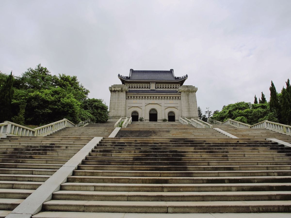 Explore the Sun Yat-sen Mausoleum and Purple Mountain