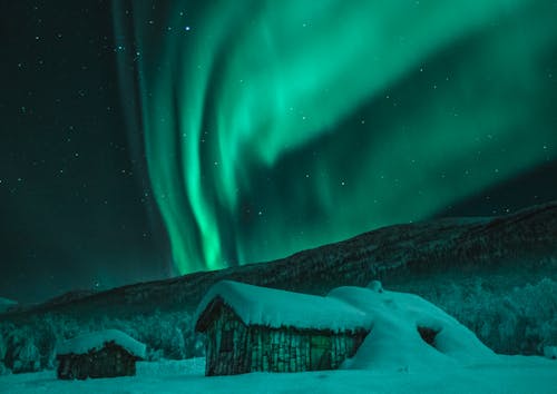 Gratis lagerfoto af aurora borealis, hytte, nat