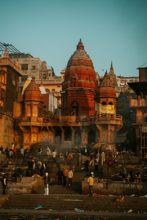 Free A vibrant view of Manikarnika Ghat temple in Varanasi, capturing the essence of spirituality and urban life. Stock Photo