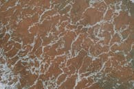 从空中拍摄可以捕捉到海浪和泡沫的复杂图案