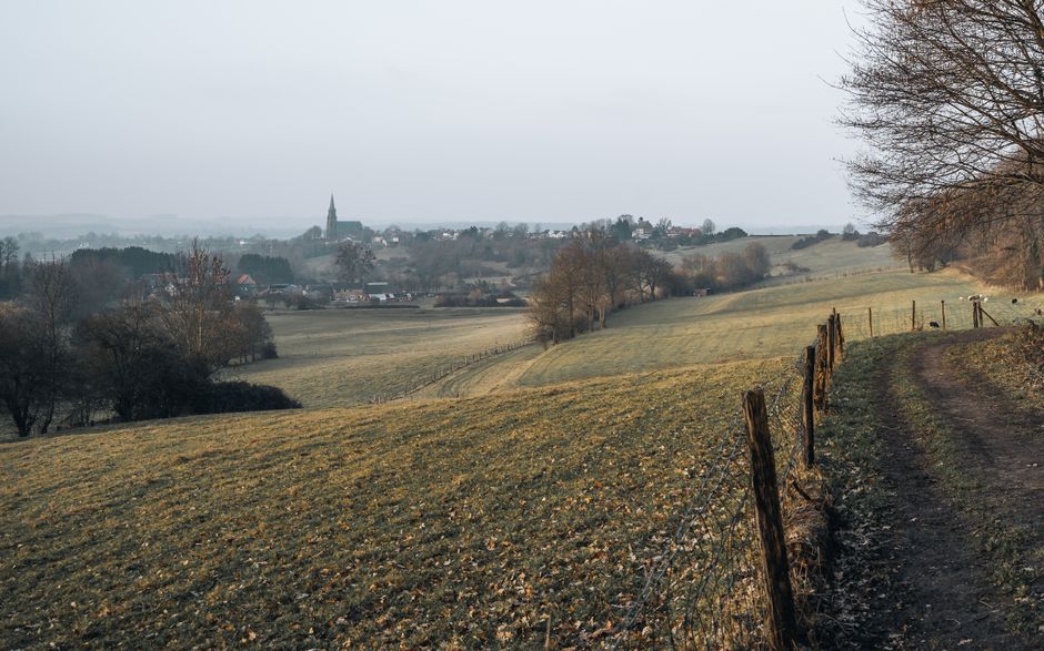 Glooiend heuvelland in Zuid-Limburg met kerktoren