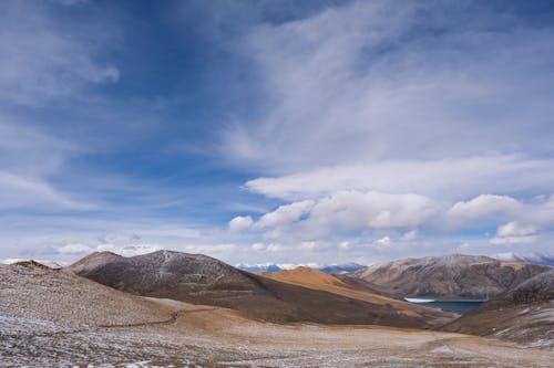 Foto profissional grátis de céu, colinas, lago