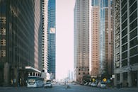 城市生活充满活力，街景中高耸的摩天大楼与川流不息的汽车和行人交织