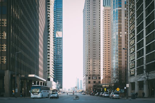 城市生活充满活力，街景中高耸的摩天大楼与川流不息的汽车和行人交织