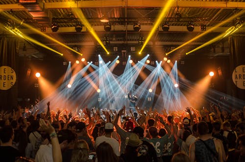 Groupe De Personnes à L'intérieur De La Discothèque