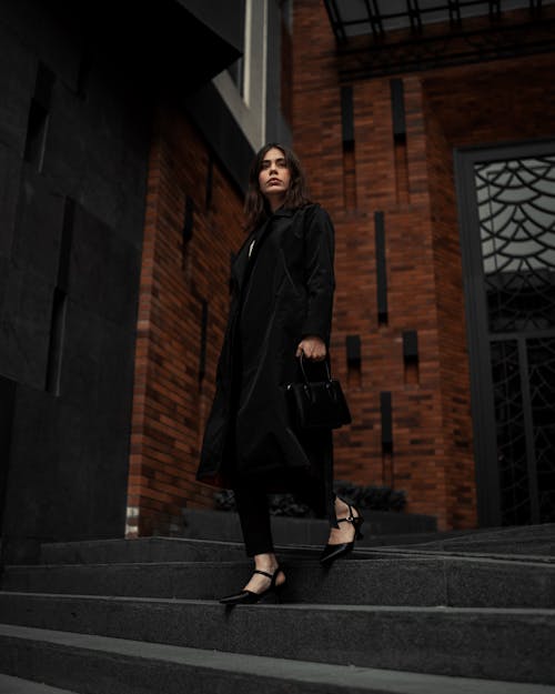 Foto profissional grátis de alforje, andando, casaco preto