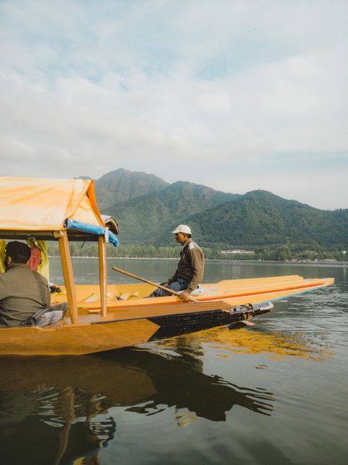 Free A serene boat ride on a picturesque lake in India, capturing local culture. Stock Photo