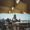 在蔚蓝的天空下，塞维利亚的景观以标志性的教堂圆顶和现代建筑为特色