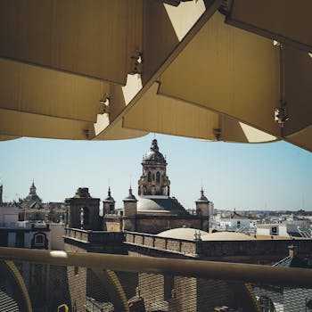 在蔚蓝的天空下，塞维利亚的景观以标志性的教堂圆顶和现代建筑为特色