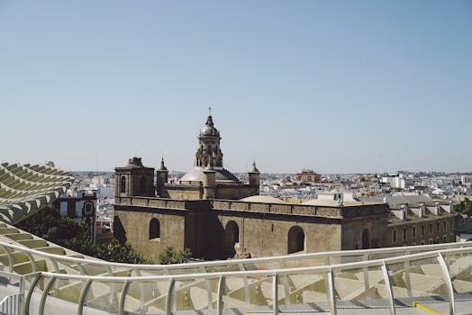 蔚蓝的天空下，塞维利亚的历史建筑和天际线构成了一幅美丽的景色