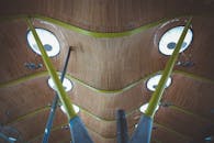 创新的木制天花板设有圆形天窗，位于现代建筑空间中