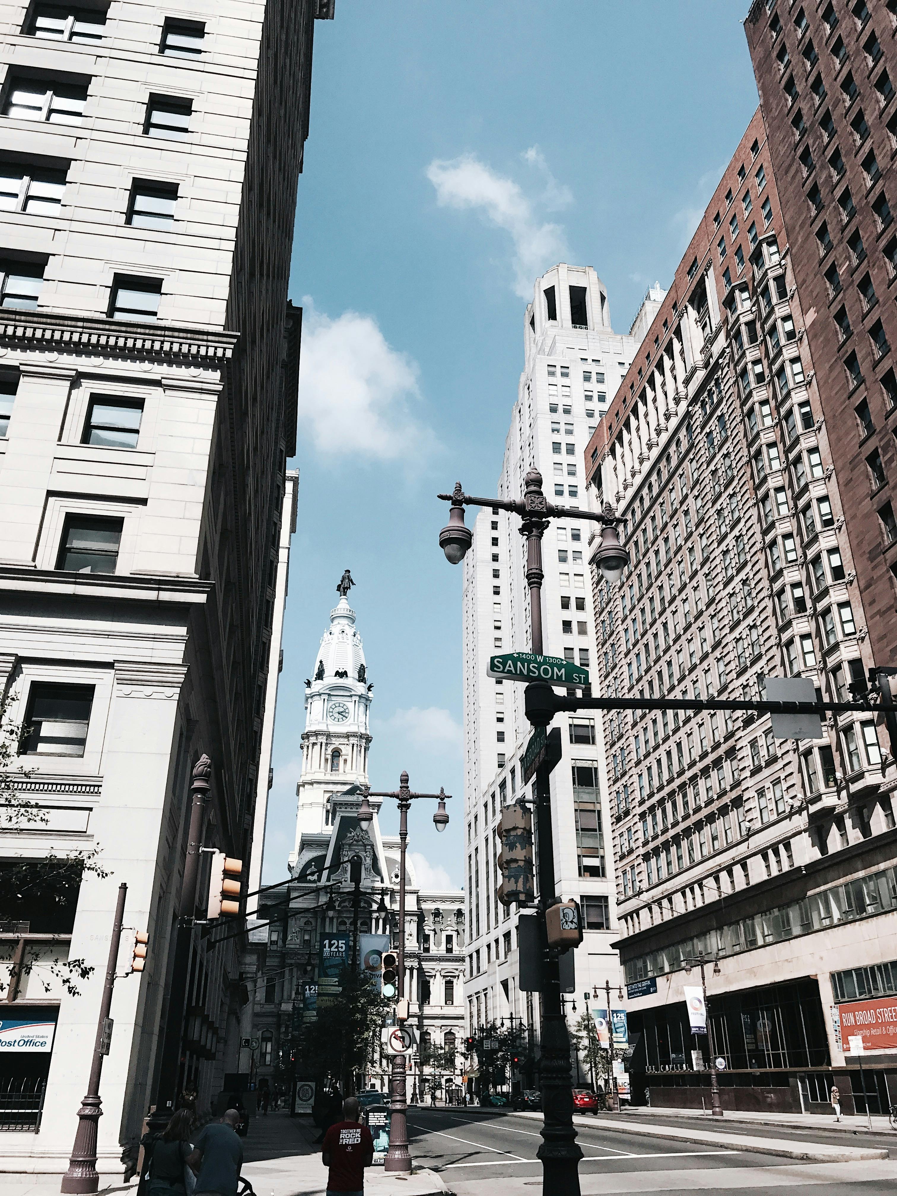 桑索姆街的街景，以标志性的市政厅为背景