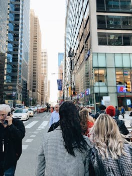 费城充满活力的城市街景，展现了摩天大楼和多样化的行人