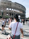 阳光明媚的日子里，罗马标志性的斗兽场附近行人熙熙攘攘