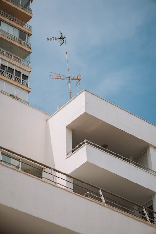 Základová fotografie zdarma na téma balkony, bílá stěna, budova
