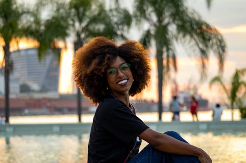 Free Smiling Woman with Afro Posing Stock Photo