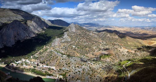 Бесплатное стоковое фото с горный хребет, горы, долина