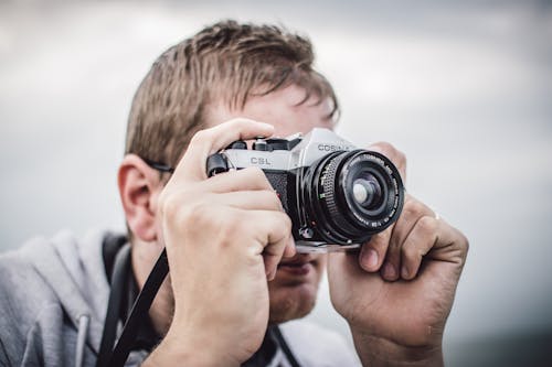 Man Met Zwarte Zilveren Brugcamera Foto Nemen Overdag