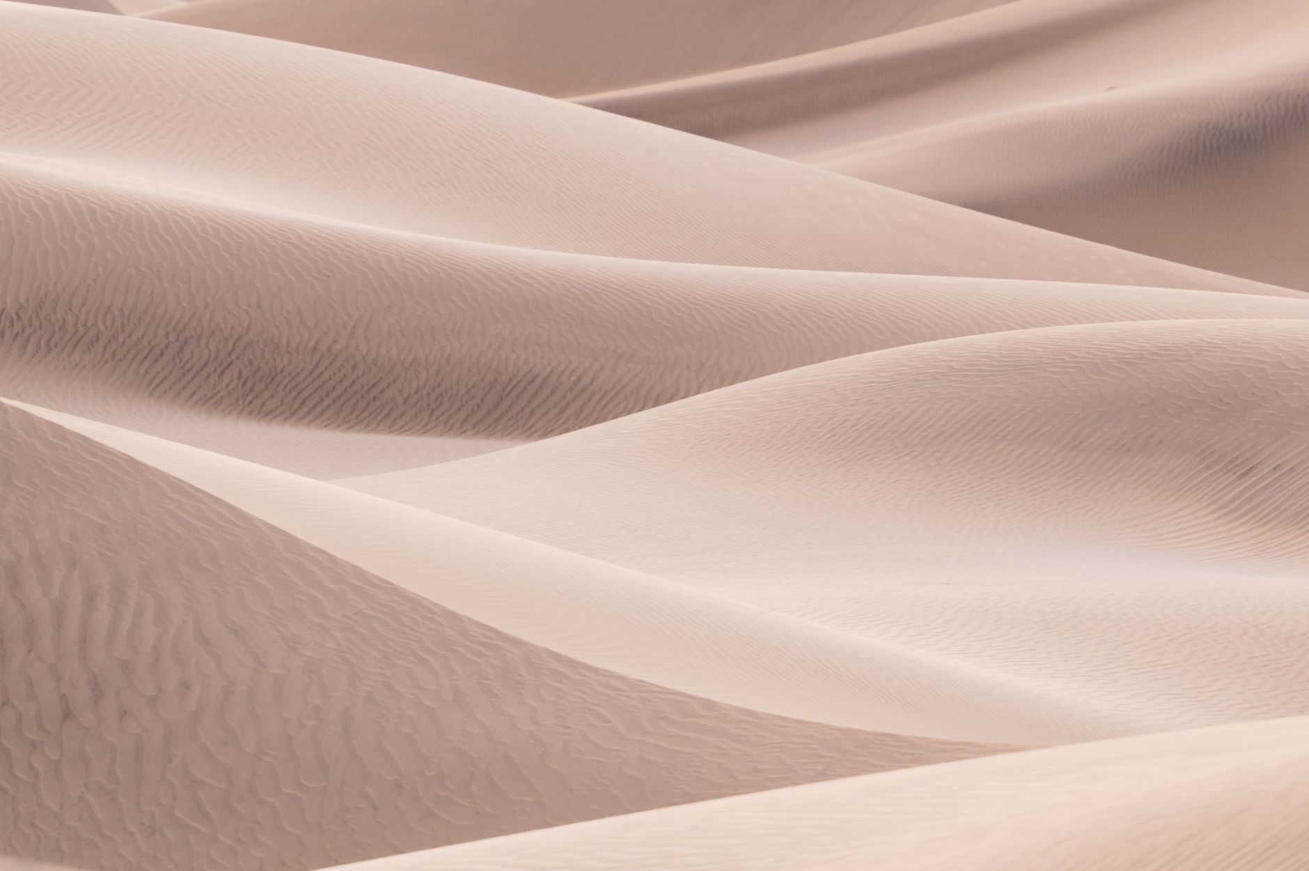 Faszinierendes Geschwungene Sanddünen in der Wüste – Minimalistisch Hintergrundbild