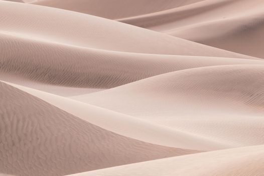 Faszinierendes Geschwungene Sanddünen in der Wüste – Minimalistisch Hintergrundbild