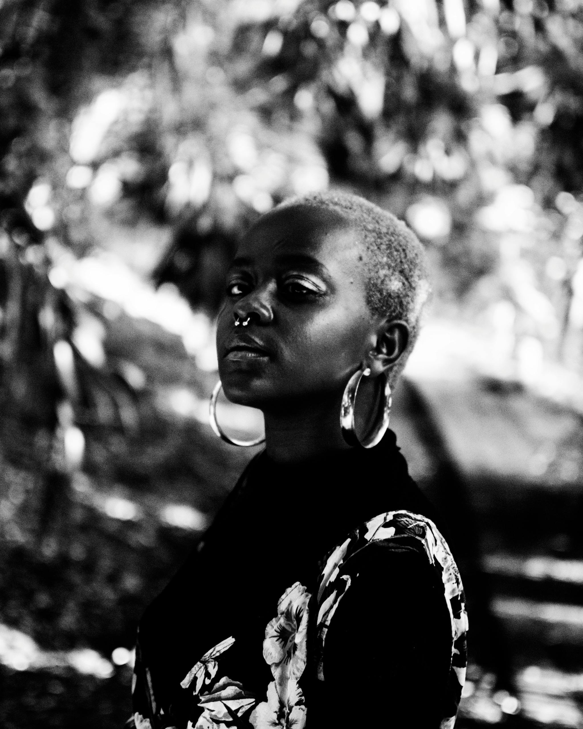 黑白艺术肖像中的短发穿孔女子