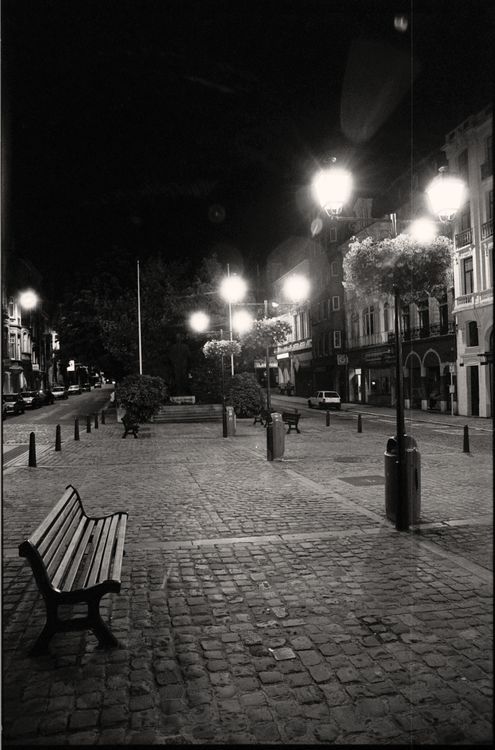Stara brukowana ulica starego miasta nocą