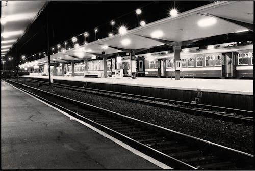 Immagine gratuita di bianco e nero, binari ferroviari, illuminato