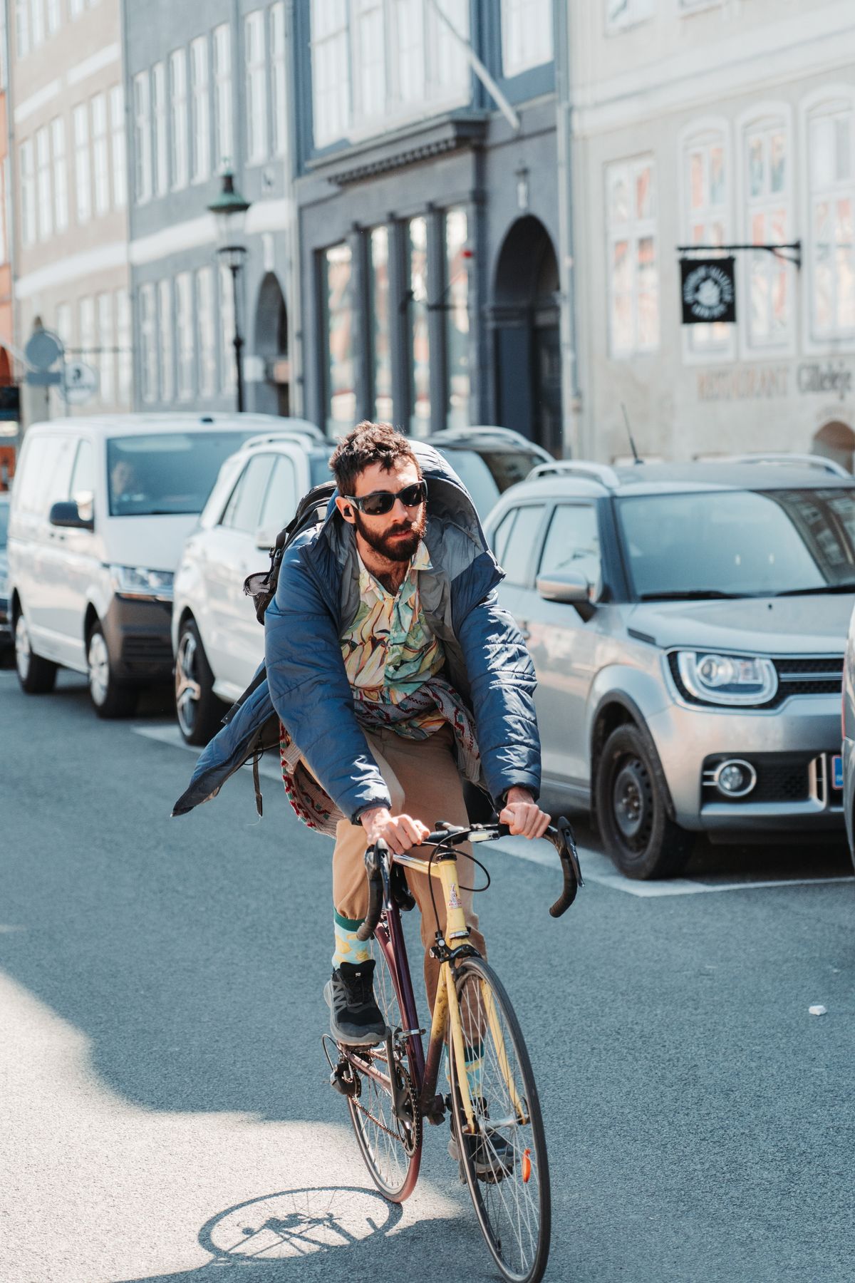 Stylische Pendler fahren morgens mit E-Bikes durch die Stadt