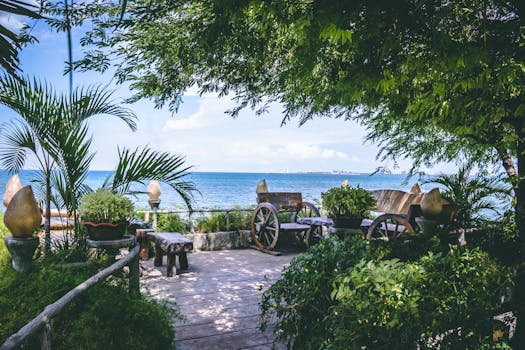 宁静的花园俯瞰着平静的海景，四周环绕着郁郁葱葱的绿植和质朴的长凳