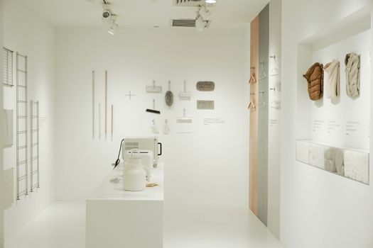 这间明亮、极简主义的房间展现了当代白色室内装饰与设计元素