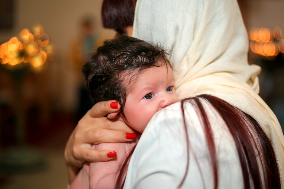 Mãe segurando o bebê perto com amor e proteção
