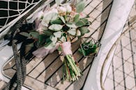 美丽的婚礼花束优雅地置于游艇甲板，旁边放着结婚戒指，尽显优雅与浪漫