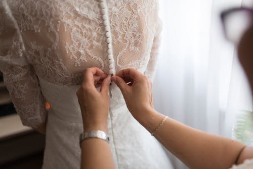 Pessoa Consertando Vestido Em Menina