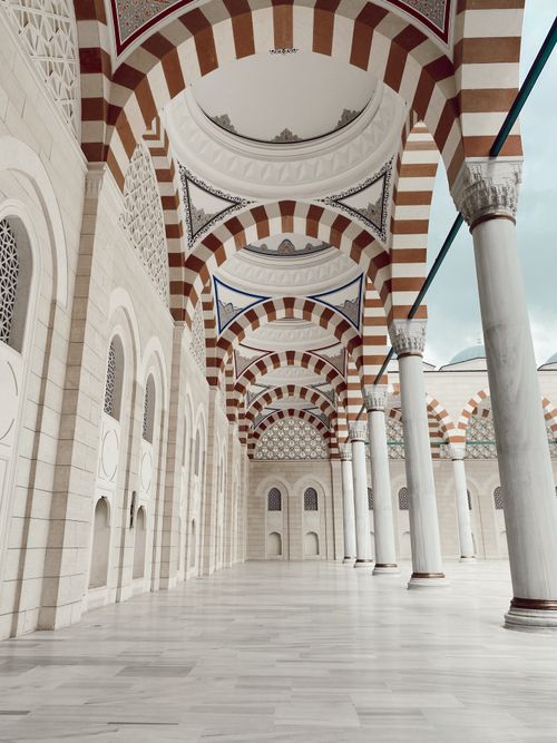 Free Majestic arches and columns inside Camlica Mosque in Istanbul, Turkey. Stock Photo