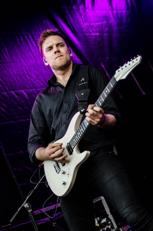 Ücretsiz Siyah Elbiseli Gömlek Adam Gitar çalmak Stok Fotoğraflar