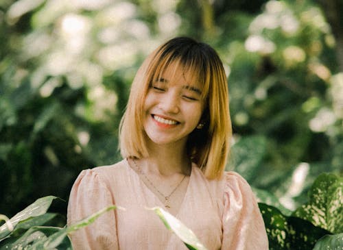 Foto profissional grátis de alegria, cabelo tingido, fechar-se