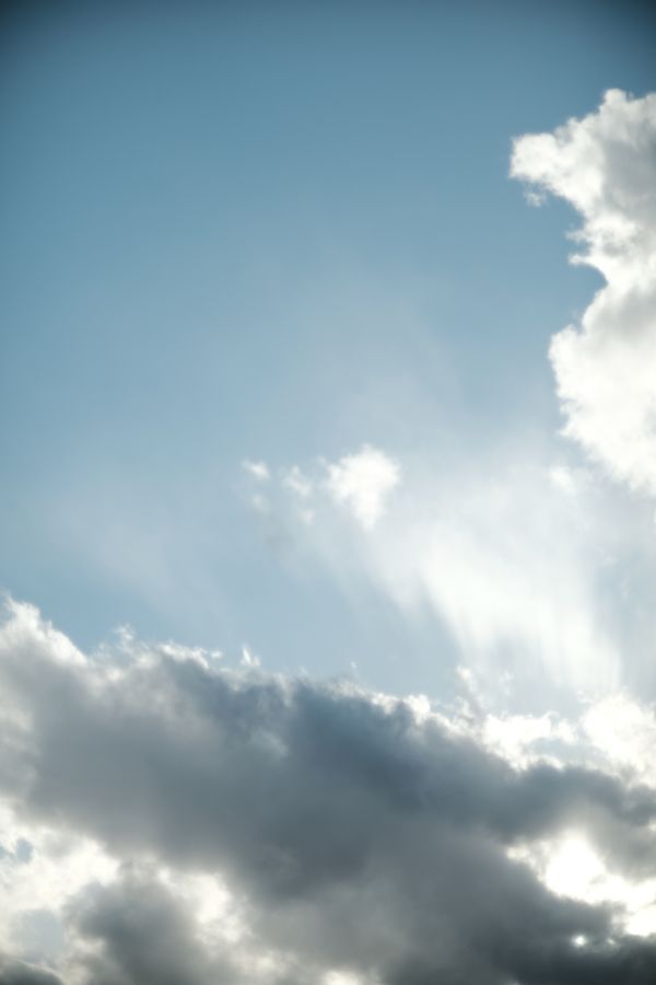 Uma vista do céu relaxante com nuvens e luz do sol quebrando, perfeita para temas de relaxamento.