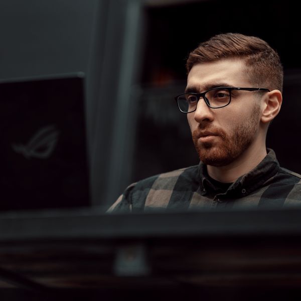 Analyst concentrating on a laptop screen — photo by Mohammad Hossein Mirzagol on Pexels