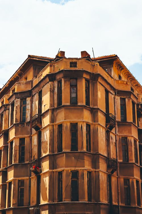 Free Detailed view of a weathered apartment building facade in Istanbul, showcasing classic architectural design. Stock Photo
